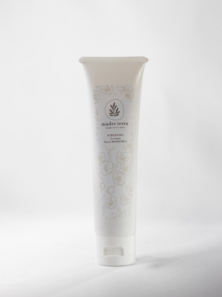 Scrub viso in crema alla mandorla - immagine 2