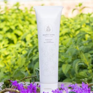 Scrub viso in crema alla mandorla